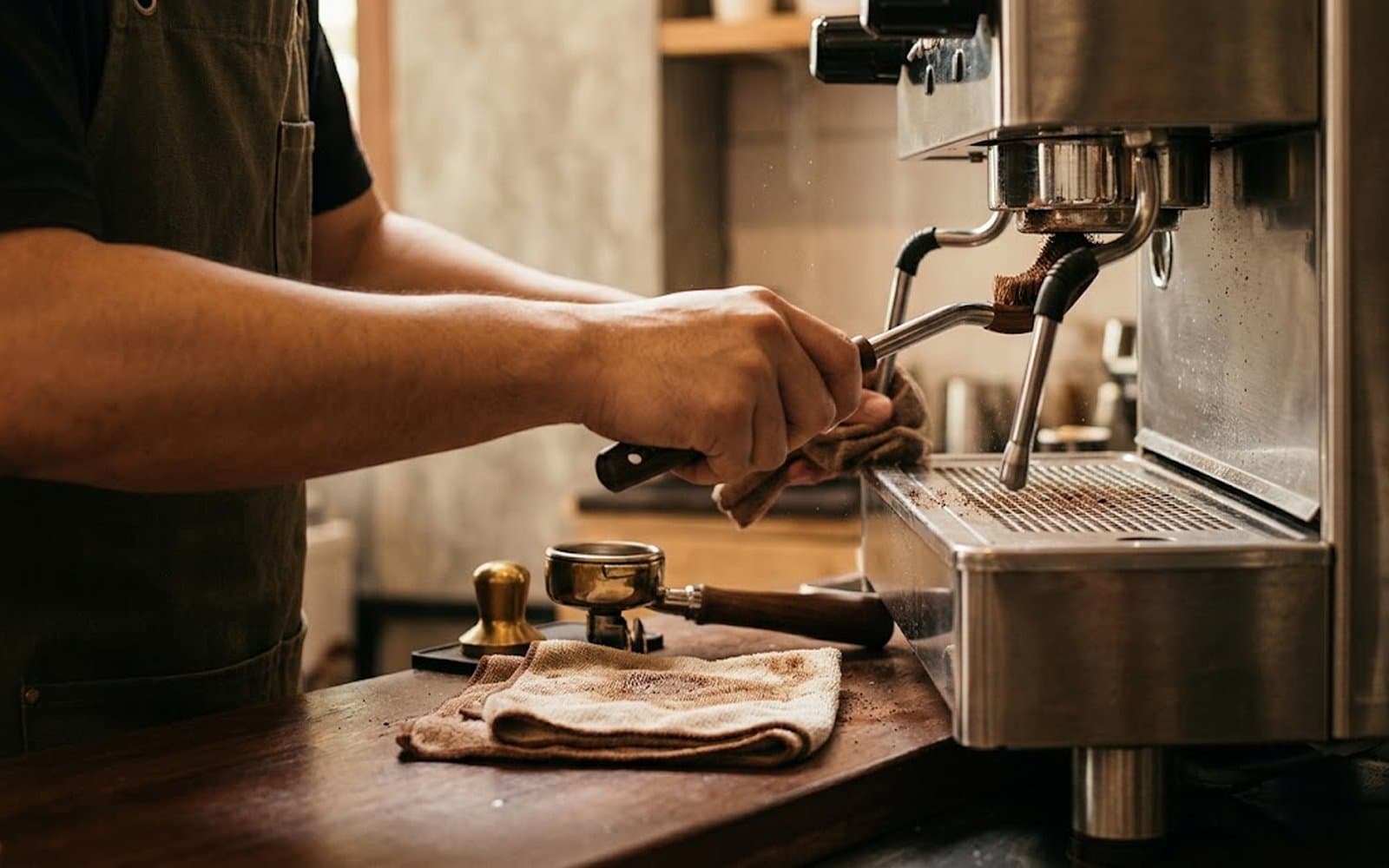 วิธีทำความสะอาดเครื่องชงกาแฟเอสเปรสโซ: ทุกวัน ทุกสัปดาห์